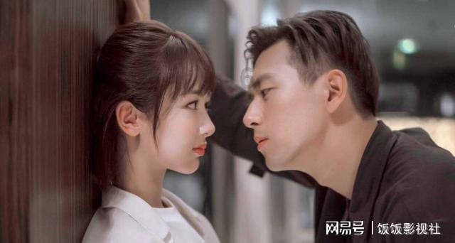 飞跃沙丘的小球