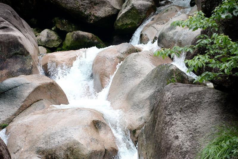 穿越岩溶段 瓦斯段 居民区……渝湘高铁杨柳村隧道顺利贯通
